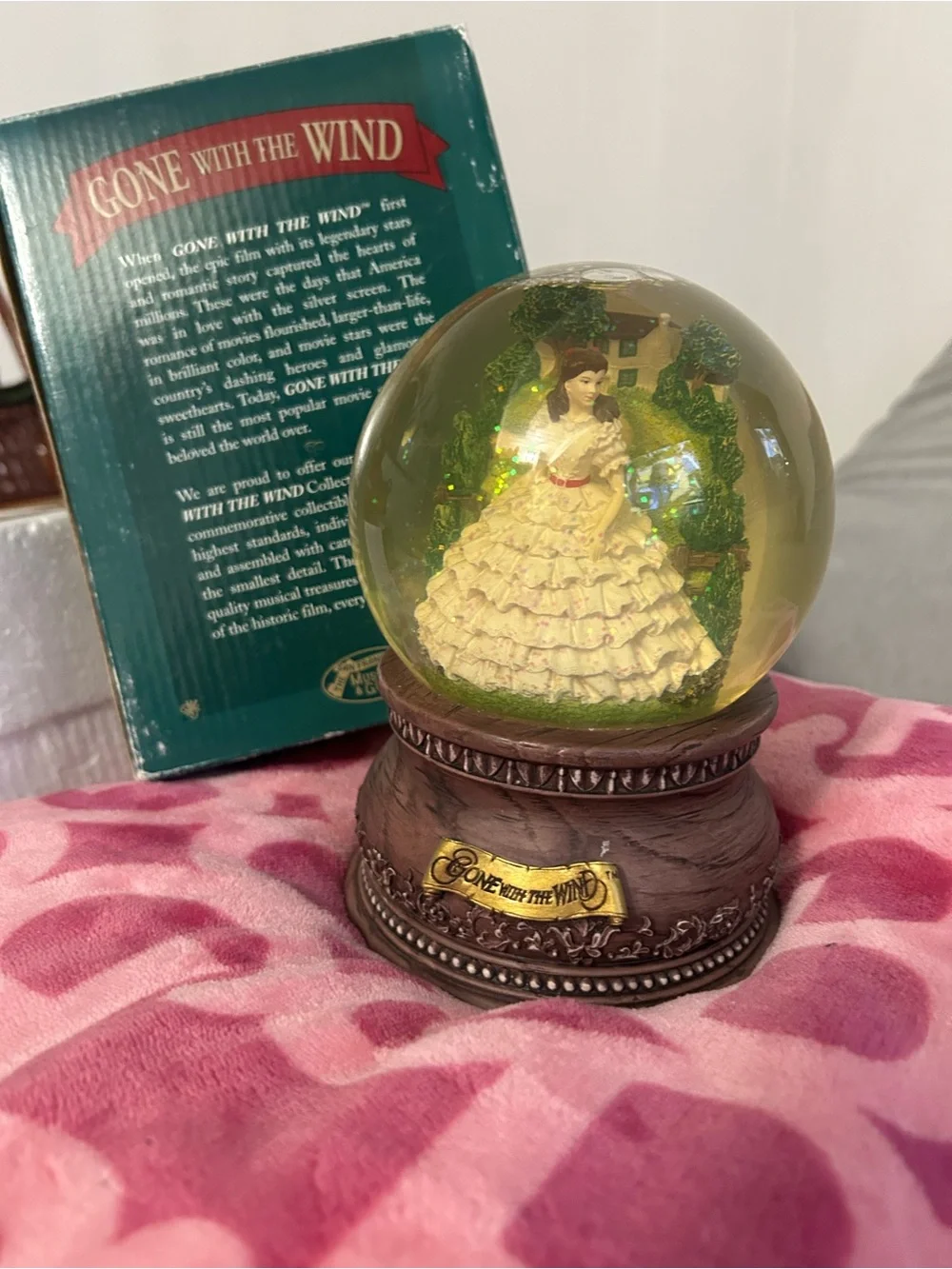 SCARLETTTM/TARA WATERGLOBE